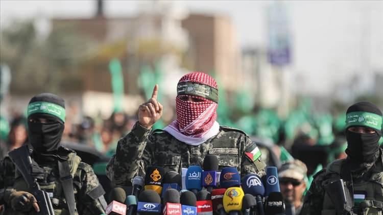 <p>İzzeddin el-Kassam Tugaylarının sözcüsü Ebu Ubeyde, "Aksa Tufanı" operasyonun 100'üncü günü dolayısıyla video görüntülü açıklama yaptı.</p>
<p>Ebu Ubeyde, son haftalarda Gazze Şeridi'ndeki çok sayıda İsrail esirinin akıbetinin belirsiz hale geldiğini ifade etti.</p>
<p>"Büyük olasılıkla çoğunun yakın zamanda öldürülmüş olacağını, kalanların da her an yaklaşan bir tehlikede olduğunu" aktaran Ebu Ubeyde, esir dosyasının tüm sorumluluğunun, Tel Aviv yönetimine ve İsrail ordusuna ait olduğunu vurguladı.</p>