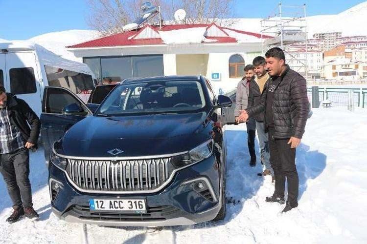 <p>Buzda, karda, çamurda hiç kalmadan gidiyoruz. Togg almayı düşünen arkadaşlarımız ön yargıyı kırmak için denedi. Buzda nasıl gidiyor, karda kalır mı kalmaz mı, kayar mı gibi kaygılarını gidermek için denediler ve testi başarılı bir şekilde geçti" dedi.</p>
<p> </p>
