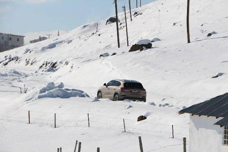 <p>Eksi 20 derecede sabah marşa bastığımız gibi çalışıyor. 15-20 santimetre kar içinde rahatlıkla gidip, gelebiliyoruz. Arka itişli olduğu için biraz ön yargı vardı. Burada genelde önden çekişli araçlar alınıyor. 'Elektrikli araçlarda sıkıntı yaşanıyor' diyenler oldu. Aldım ve 2 aydır kullanıyorum. Herhangi bir problem yok, gayet memnunum ve şarjı da iyi gidiyor.</p>
<p> </p>