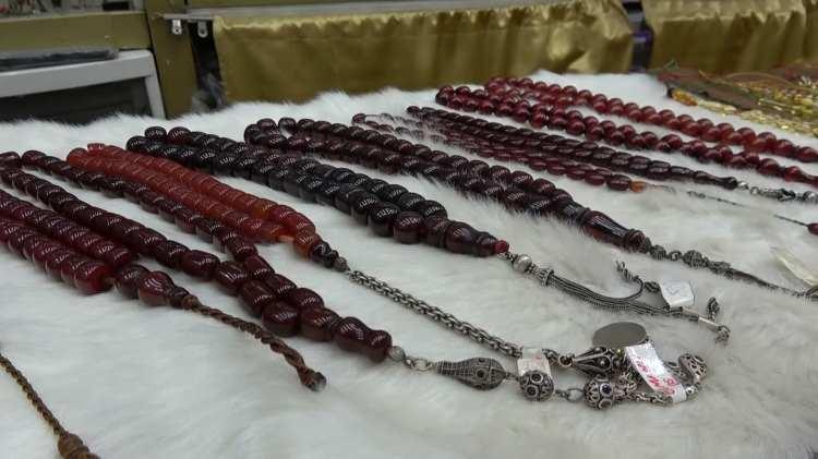 <p>Koleksiyoner ve sanatçıların nadir parçalara yoğun ilgi gösterdiğini söyleyen Gökhan Yılmaz, "İskender Efendi tespihleri ortalama 60-70 yıl önce yapılan tespihlerdir. Bunlar çok özel tespihlerdir, koleksiyonerler tercih eder, çok nadir parçalardır. Kendisi 70’li yıllara kadar tespih yapmış. Osmanlı’nın son yıllarında ve cumhuriyetin ilk yıllarında tespih yapmış bir usta İskender Efendi. En ucuz tespih 3 bin dolardan başlıyor, yılına veya işçiliğine göre 35 bin dolara kadar çıkıyor. İş insanları, sanatçılar, siyasetçiler ve ekonomik durumu iyi üst düzey kişiler alıyor” şeklinde konuştu.</p>