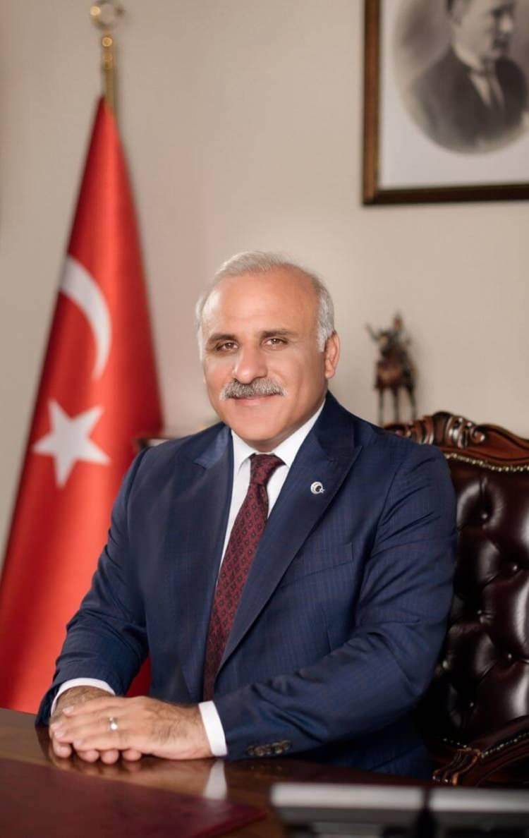 <p>Trabzon Büyükşehir'de Murat Zorluoğlu yerine Ahmet Metin Genç,</p>