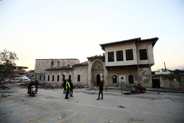 <p>Kentin batısında bulunan İnönü ilçesinin Eskişehir fay zonu üzerinde olduğu için oldukça tehlikeli bir konuma sahip olduğunu belirten Ayday, Eskişehir’in en sağlam zeminine sahip ilçesinin ise Sivrihisar olduğunu söyledi. Can Ayday Sivrihisar’ın granodiyorit gibi sağlam bir kayanın da üzerine kurulduğu söyledi.</p>
