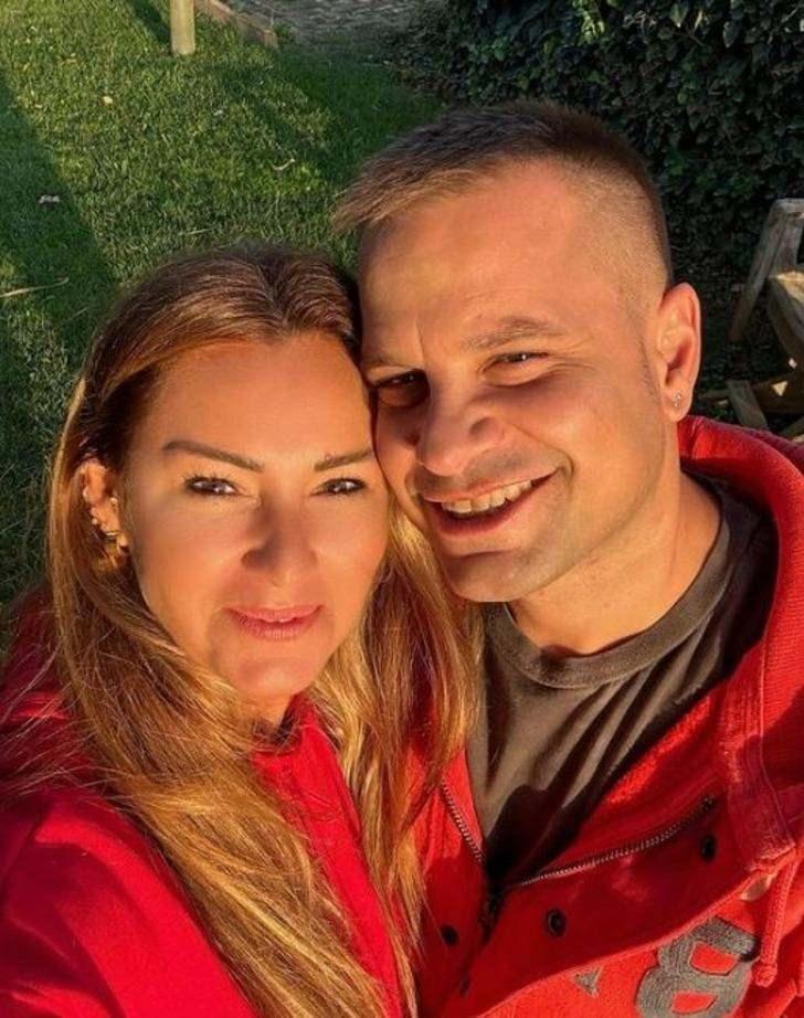 <p><strong>Sosyal medya hakkında sık sık gündeme gelen ünlü isimlerden biriside Pınar Altuğ,1,6 milyon takipçisinin beğenisine eşi Yağmur Atacan ile çekildiği aşk dolu pozlarını paylaştı. Fotoğrafın altına bir takipçisi Gazze'yi hatırlatması üzerine Pınar Altuğ o sözlere kayıtsız kalamadı.</strong></p>
