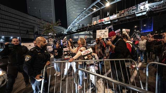 <p>Yolu trafiğe kapatmak isteyen göstericilerle polis arasında zaman zaman gerginlik yaşandı.</p>
