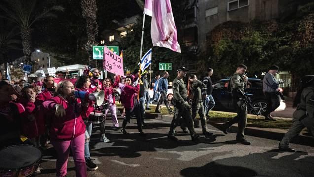 <p>İsrail esir yakınları ve onlara destek verenler 7 Ekim’den bu yana her cumartesi Tel Aviv’de aynı yerde gösteri düzenliyor. </p>