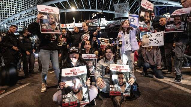 <p>Gösterinin yapıldığı bu alan halk arasında "Esirler Meydanı" olarak anılmaya başlandı.</p>