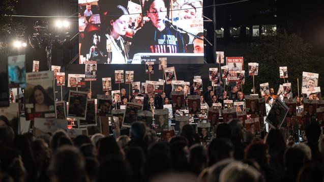 <p>İsrail hükümetinin ülkenin güvenliğini öncelemediğini söyleyen Amber, güvenlik bürokrasisinin 7 Ekim'de yaşananların sorumluluğunu kabul ettiğini ancak Netanyahu'nun bu sorumluluğu üstlenmekten kaçındığını belirtti.</p>
