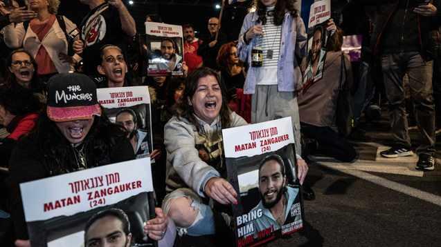 <p>Kaplan Caddesi'nde toplanan savaş karşıtı yaklaşık iki yüz kişilik bir İsrailli grup da ateşkes çağrısıyla ayrı bir gösteri düzenledi.</p>