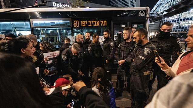 <p>Öte yandan Tel Aviv’deki Müze Meydanı'nda toplanan İsrailli esir yakınları ve onlara destek veren binlerce kişi ayrı bir gösteri daha düzenledi.</p>
