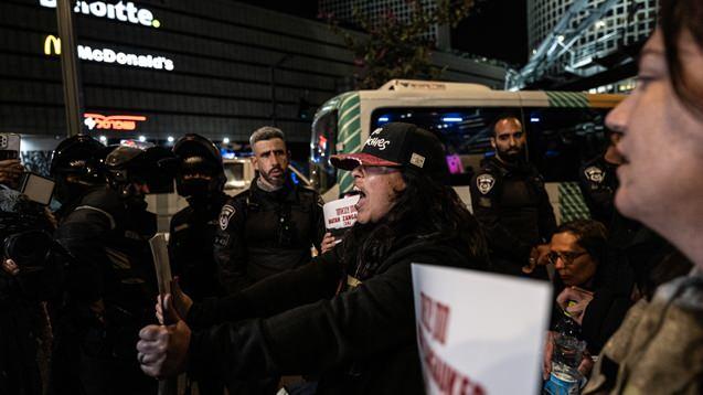 <p>Ellerinde İsrail ordusunu Gazze Şeridi'nde "katliam yapmakla" suçlayan dövizler taşıyan göstericiler, savaş karşıtı sloganlar attı.</p>