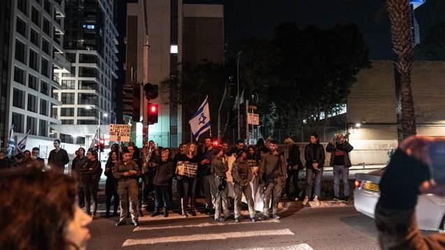 <p>İsrail ordusunun Gazze'de yaptığı katliam yüz günü aşkın bir süredir devam ederken İsrail sokaklarında da hareketli günler yaşanıyor.</p>