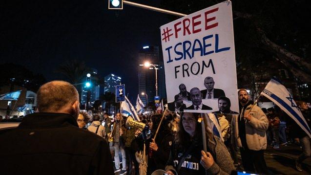 <p>Başbakan Binyamin Netanyahu liderliğindeki hükümeti "İsrail’in güvenliğini sağlayamamak" ve "Gazze’deki İsrailli esirleri umursamamakla” suçlayan binlerce kişi şehirdeki Habima Meydanı'nda toplanarak gösteri düzenledi.</p>