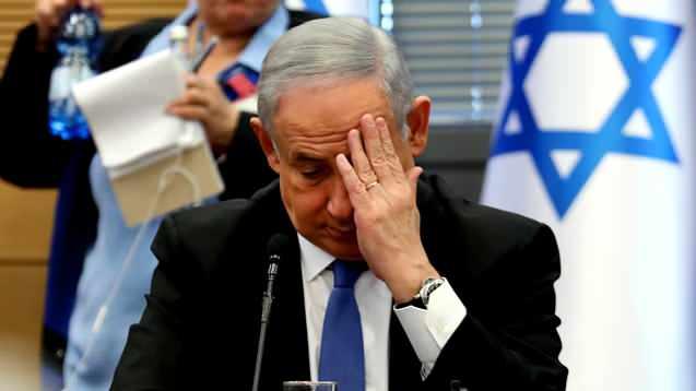 <p>İsrail'in başkenti Tel Aviv’de toplanan yaklaşık on binlerce kişi Başbakan Binyamin Netanyahu liderliğindeki hükümetin istifa etmesi ve derhal erken seçime gidilmesi talebiyle sokaklara döküldü.</p>
