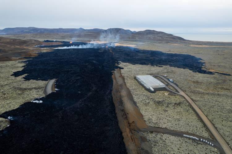<p>İzlanda’nın Reykjanes Yarımadası’nın Grindavik kasabası yakınındaki yanardağ dünden bu yana lav püskürtmeye devam ediyor.</p>
