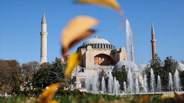 <p>İstanbul'un en gözde camilerinin arasında  Ayasofya-i Kebir Camisi geliyor.</p>
