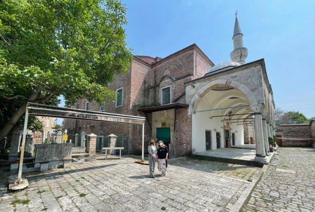 <p>DAVALAR 63 YIL SONRA SONA ERDİ</p>

<p>Açılan davalar, 2021 ve 2022 yıllarında sona ererken, en son mirasçılık davası da hissedarlardan Fatma Tevhide Meral Üstün, Ayşe Zeyda Üstün, Sevil Tansal ve Emine Banu Göker adına Isparta 2'nci Sulh Hukuk Mahkemesi'nce 4 Şubat 2022'de karara bağlandı.</p>

<p><strong>Bu kararların ardından tüm mirasçılar adına yapılan başvuru üzerine Fatih Tapu Müdürlüğü'nce nüfus kayıt güncellemeleri ve ilgili diğer tüm işlemler tamamlanıp, 24 Mart 2023 tarihi itibarıyla 2 alanla ilgili tapular tescil ve teslim edildi.</strong></p>

<p> </p>

<p> </p>
