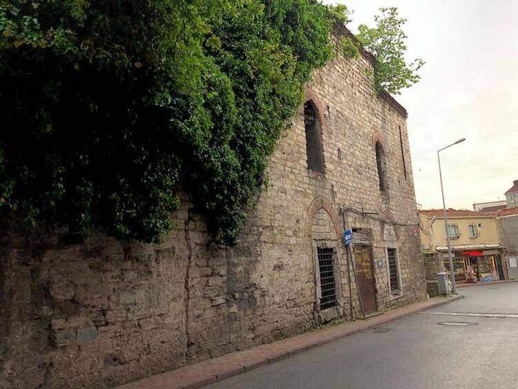 <p>225 MİLYON LİRALIK MİRAS</p>
<p>Tarihi hamam ve arazi değerleri 7,5 milyon dolar civarında tahmin edilen 2 alanla ilgili tapu sahipleri adına hem maliye, hem de belediyeye 1950 yılından itibaren geçerli olması nedeniyle tüm vergilerinin ödenmesi için çalışma başlattıklarını aktaran Mirasçıların danışmanı Faruk Keleş toplamda vergilerin 1,5 milyon TL civarında olduğunu söyledi.</p>