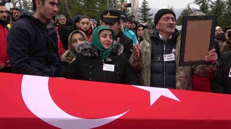 <p>Şehit oğlunun Türk bayrağına sarılı tabutunu defalarca öpen babanın metaneti dikkat çekti. Cenazede vatandaşlar ise "Şehitler ölmez, vatan bölünmez" şeklinde slogan atarak teröre tepki gösterdi.</p>