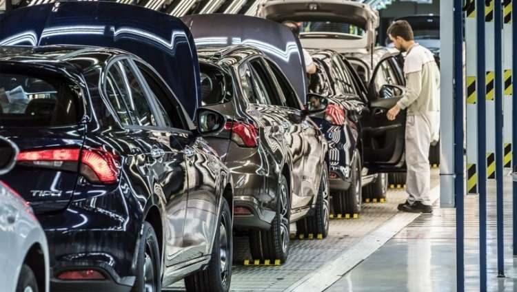 <p>Ancak 2023 yılında alım refleksinin sıfır otomobile kayması ve son 5 aylık süreçte ikinci el talebinin de bu alana yönelmesiyle birlikte, 2023 verilerinde biraz daha dengeli bir tablo görebiliriz.Mevcut ekonomi politikası, yüksek mevduat oranları ve krediye erişim de yaşanan zorluklar sebebiyle bu yıl piyasamızda daralma bekliyoruz. </p>