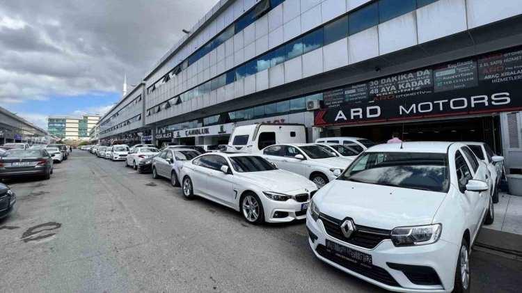 <p> Şu an için sıfır otomobile ilgi biraz daha fazla olsa da gerek sıfır gerekse ikinci elde genel talebin düşük olduğunu söyleyebiliriz.</p>
<p><em>Kaynak: Milliyet</em></p>