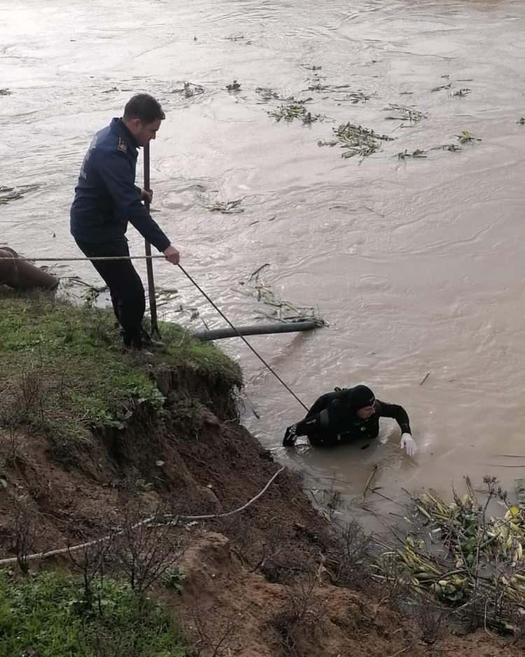 <p>Öte yandan, son bir haftada ilçedeki sulama kanalında bulunan ceset sayısı 3'e yükseldi. </p>
