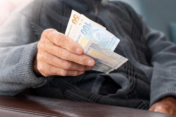 <p>ARALIK MAAŞI:<strong> 8.200,00</strong></p>
<p>Yüzde 37.57 zamlı maaş: 11.280,74<br />
Yüzde 42.6 zamlı maaş: <strong>11.693,20</strong></p>