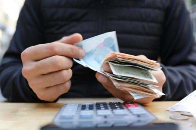 <p>ARALIK MAAŞI: <strong>11.400,00</strong></p>
<p>Yüzde 37.57 zamlı maaş: 15.682,98<br />
Yüzde 42.6 zamlı maaş: <strong>16.256,40</strong></p>