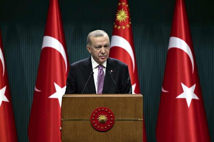<p>Cumhurbaşkanı Erdoğan SSK ve Bağkur emeklisine ek yüzde 5 zam yapılacağını duyurmasının ardından ek olarak Temmuz ayını da işaret etti. Temmuz'da maaş artış oranlarıyla ilgili yeni düzenlemenin de yapılacağının müjdesini verdi.</p>
