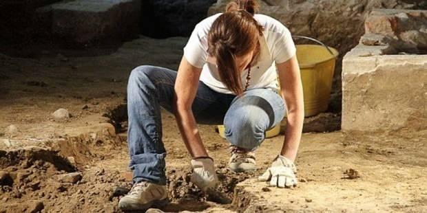 <p><span style="color:#000000"><strong>Toronto Üniversitesi Mississauga'dan araştırmacılar, Oklahoma'daki bir kireçtaşı mağarasında bulunan ve en eski bilinen deri fosilini temsil eden olağanüstü bir keşfe imza attı. Dinozor çağından önce yaşamış olan bir sürüngen türüne ait olduğu belirlenen bu fosili dikkatli bir şekilde inceleyen araştırmacılar, keşfin 289 milyon yıl öncesine ait olduğunu belirledi.</strong></span></p>
