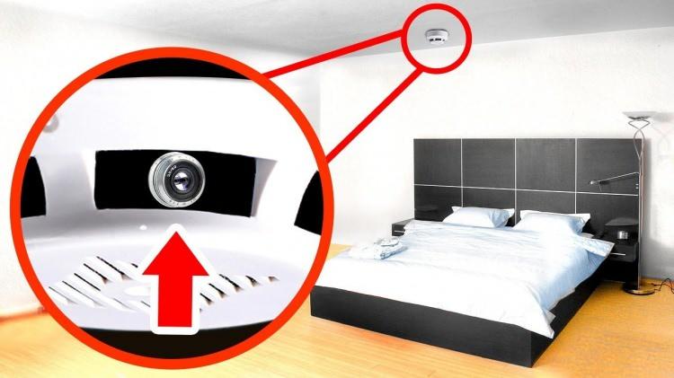 <p>Bununla da kalmıyor, insanlar umumi tuvaletlerde, otel odalarında, soyunma odalarında ve daha pek çok yerde gizli kameralar keşfediyor.</p>

<p> </p>

<p>Gizli kameralar bazen ev dışında ev güvenliği için kullanılsa da, bazı failler bunları özel hayatınızı gözetlemek ve mahremiyetinizi ihlal etmek gibi hain amaçlar için kullanabilir.</p>
