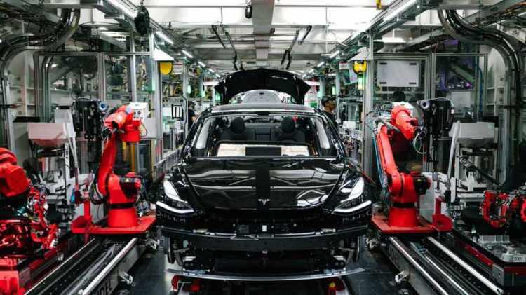 <p> Tesla'nın Almanya'daki üretimine ara vermesi ve Volvo'nun da Avrupa'daki bazı üretimlerini durduracağını açıklaması, sorunun ciddi olduğunu gösteriyor.</p>
