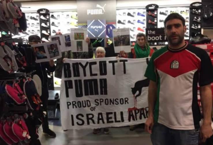 <p>O tarihten bu yana İsrail milli takımının sponsoru olan Puma, yoğun boykotun ardından geri adım attı. Şirket, soykırımın başlamasından 2-3 sonra sponsorluğu yenilemeyeceğini açıkladı.</p>
