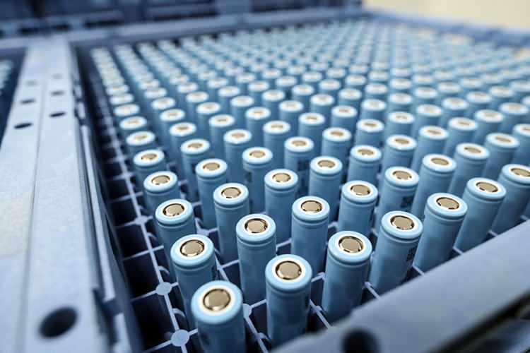 <p>Ömrü dolmuş bataryalarımızı ikincil kullanım alanlarında değerlendirdikten sonra geri dönüşüm ve geri kazanımla tekrar proseslerde kullanacak bir zincir yönetimini yapmamız gerekiyor. Bu noktada bütün gayretimizle aktif olarak çalışıyoruz."</p>
