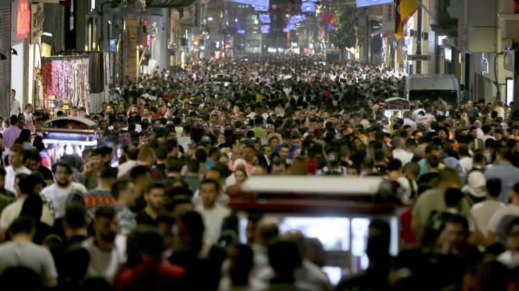 <p>İkamet izni ile Türkiye'de bulunan yabancıların illere göre dağılımında ilk sıradaki İstanbul oldu. </p>
