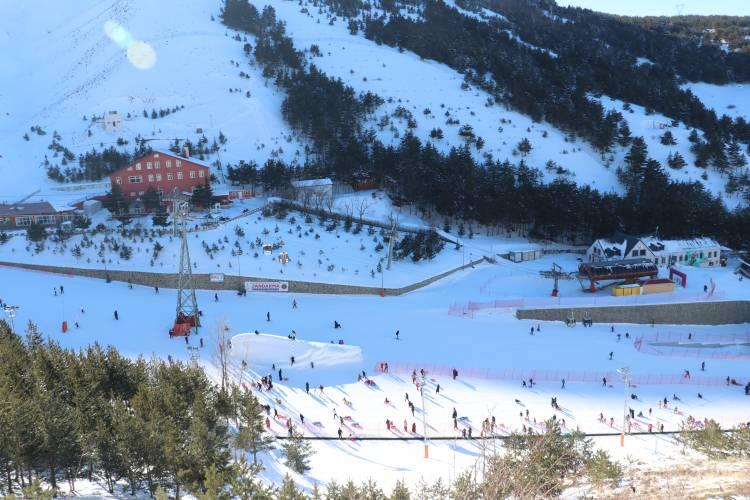 <p>Hakkari'de 183, Sarıkamış'ta 169, Palandöken'de 148, olarak ölçüldü. </p>
<p>Diğer kayak merkezleri ise şu şekilde...</p>