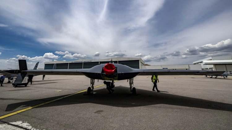 <p><strong>NATO'NUN İHALESİNE KATILACAĞIZ</strong></p>
<p> </p>
<p>Her ne kadar buraya kadar insansız hava araçları üzerinden ilerlemiş olsak da Türkiye'nin insansız kara ve bilhassa insansız deniz araçlarında da ciddi hamleleri var. İnsansız deniz sistemlerinden çok umutlu Cüneyd Fırat, "SİHA'lara benzer bir başarıyı burada da yakalayabiliriz" diyor.</p>
<p> </p>