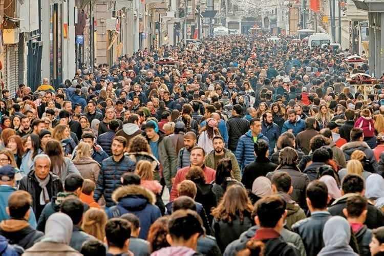 <p><span style="color:#B22222"><em><strong>Hangi ilde ne kadar genç nüfus olduğu, ülke genelindeki yaş dağılımı tek tek açıklandı. Ayrıca 84 milyon 680 bin 273 kişilik nüfusu ile büyük bir genişliğe sahip Türkiye'nin en genç illeri ve en yaşlı kentleri de belli oldu. İşte, Türkiye'nin en genç ve en yaşlı şehirleri sıralaması...</strong></em></span></p>
