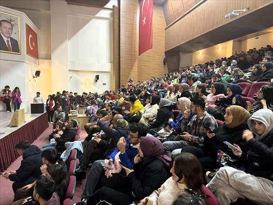 <p>Aksaray Bilim Merkezi'ni ziyaret eden öğrenciler aileleriyle gün içinde Türkiye'nin ilk astronotu Alper Gezeravcı'nın bu gece başlayan uzay yolculuğu öncesinde çeşitli atölyelere katıldı.</p>
<p> </p>