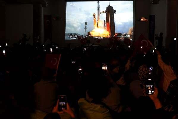 <p>Fırlatmanın ilk anında vatandaşlar, uzun süre alkışlar eşliğinde Türk bayrağı salladı.</p>
<p> </p>