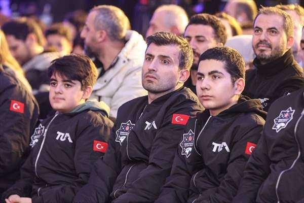 <p>Türkiye'nin insanlı ilk uzay görevini gerçekleştirecek Gezeravcı'nın yolculuğu, Sanayi ve Teknoloji Bakanlığı tarafından Taksim Meydanı'ndaki "dome çadır” adı verilen dev kubbeli planetaryumda vatandaşlar tarafından takip edildi. Yolculuğu, Baykar Yönetim Kurulu Başkanı ve Teknoloji Lideri Selçuk Bayraktar da takip etti.</p>
