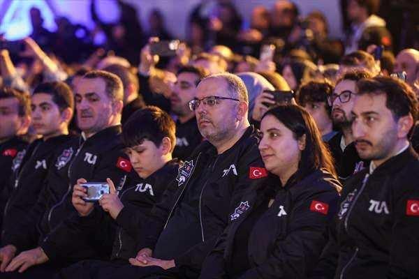 <p>Türkiye'nin insanlı ilk uzay görevini gerçekleştirecek Gezeravcı'nın yolculuğu, Sanayi ve Teknoloji Bakanlığı tarafından Taksim Meydanı'ndaki "dome çadır” adı verilen dev kubbeli planetaryumda vatandaşlar tarafından takip edildi. Milli Savunma Üniversitesi Rektörü Prof.Dr. Erhan Afyoncu da yolculuğu takip etti.</p>