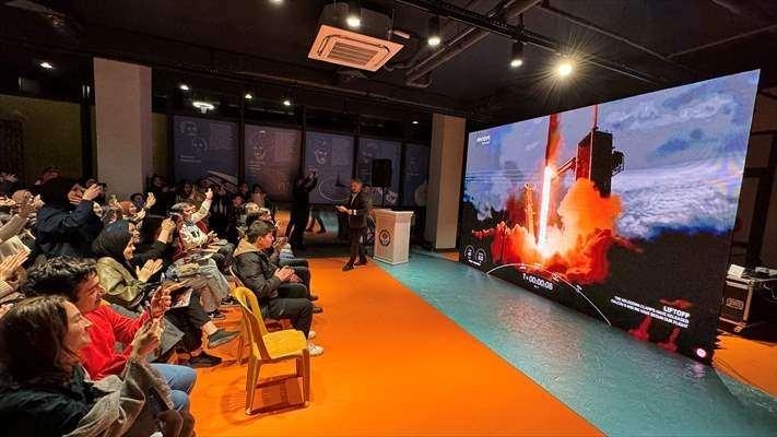 <p>Türkiye'nin ilk uzay yolcusu Alper Gezeravcı'nın da içinde bulunduğu SpaceX'e ait uzay aracının, ABD yerel saatiyle 16.49'da (TSİ 00.49) NASA'nın Florida'daki Kennedy Uzay Merkezi'nden fırlatılması, Özdemir Bayraktar Bilim Merkezi'nde kurulan ekrandan takip edildi.</p>
<p> </p>