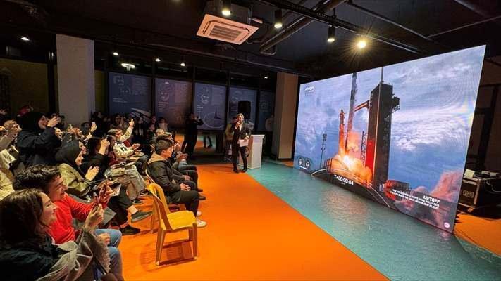 <p>Gezeravcı'nın uzay yolculuğuna şahitlik eden vatandaşlardan Karadeniz Teknik Üniversitesi inşaat Mühendisliği bölümü öğrencisi Ahmet Bayram Akbaş, AA muhabirine, gururlandığını dile getirerek, Gezeravcı'nın uzay yolculuğunun Türkiye ve Türk dünyası için bir mihenk taşı olduğunu söyledi.</p>
<p> </p>