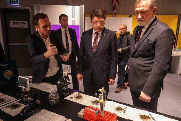 <p> Adalet Bakanı Yılmaz Tunç, "Bugünü hiç unutmayacağız. Türkiye'nin artık bilimde, uzay teknolojisinde, sanayide ve diğer alanlarda nasıl ilerlediğini hep beraber görüyoruz. Türkiye Yüzyılı bilimin de yüzyılı olacak inşallah. Bu yüzyıl çocuklarımızın, gençlerimizin omuzunda yükselecek." dedi.</p>