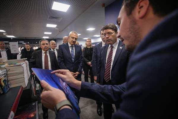 <p>Türkiye'nin ilk uzay yolcusu Alper Gezeravcı'nın da içinde bulunduğu SpaceX'e ait uzay aracı, ABD yerel saatiyle 16.49'da (TSİ 00.49) NASA'nın Florida'daki Kennedy Uzay Merkezi'nden başarıyla fırlatıldı.</p>
<p> </p>