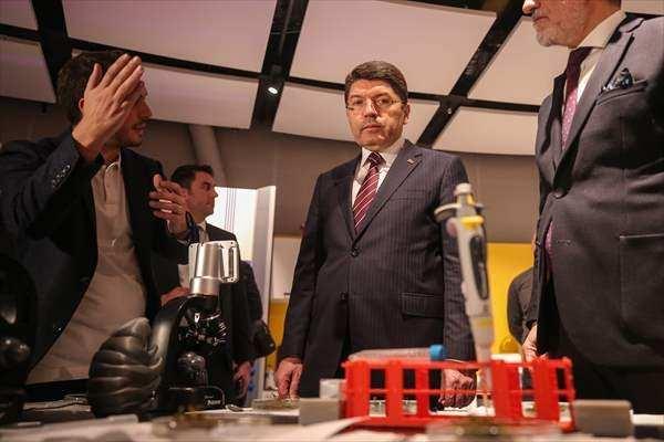 <p>Adalet Bakanı Yılmaz Tunç, Gezeravcı'nın uzay yolculuğunu vatandaşlarla birlikte Bursa'daki Gökmen Uzay Havacılık Eğitim Merkezi'nde (GUHEM) takip etti.</p>

<p> </p>
