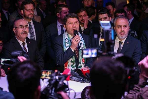 <p>Tarihi ana tanıklık eden Bakan Tunç ve beraberindekiler, uzay aracının fırlatılmasını ve başarılı bir şekilde yol almasını kurulan dev ekranda izledi.</p>

<p> </p>
