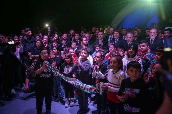 <p>Bakan Tunç, burada gazetecilere yaptığı açıklamada, Türkiye Yüzyılı'nın başlangıcında Türkiye'nin uzay yolculuğuna çıkan Alper Gezeravcı'nın uzaya gidişini Bursa'da vatandaşlarla beraber izlediğini söyledi.</p>
<p> </p>
