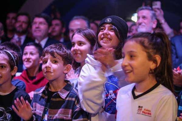 <p>Türkiye için çok büyük bir an olduğunu aktaran Tunç, "Bugünü hiç unutmayacağız. Türkiye'nin artık bilimde, uzay teknolojisinde, sanayide ve diğer alanlarda nasıl ilerlediğini hep beraber görüyoruz. Türkiye Yüzyılı bilimin de yüzyılı olacak inşallah. Bu yüzyıl çocuklarımızın, gençlerimizin omuzunda yükselecek." dedi.</p>

<p> </p>
