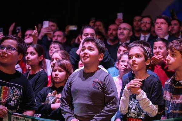 <p>GUHEM'in Bursa'nın ve Türkiye'nin bilim yolculuğunda kazandırılan çok önemli bir eser olduğunu ifade eden Tunç, GUHEM'e ilk kez geldiğini ve gurur duyduğunu belirterek buranın Türkiye'ye kazandırılmasında emeği geçen herkese çok teşekkür etti.</p>

<p> </p>
